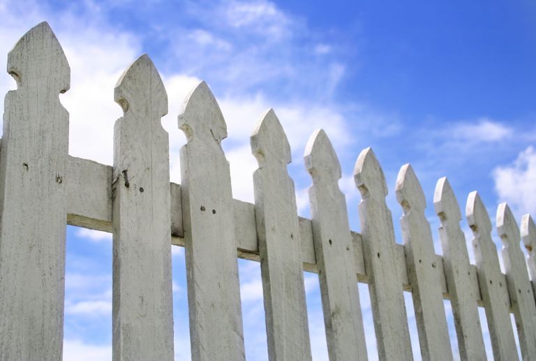 Le guide de la clôture en bois : conseils, prix, démarches