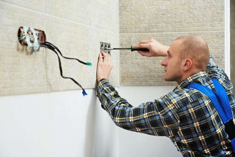 Installer un interrupteur étanche dans la salle de bain - particulier