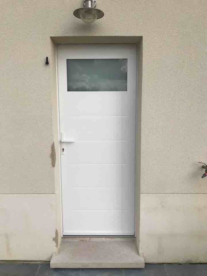 Pose d'une porte de service avec oculus PVC blanc - RGE QualiBAT