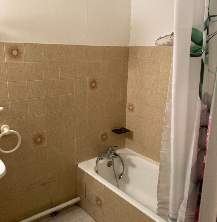 75 photos et idées déco de salles de bain avec un plan de toilette en  carrelage et un banc de douche - Janvier 2024